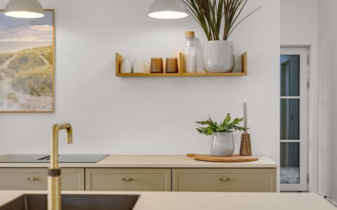 Thorlef - 500M from the Sea: Keuken, Interieur Ontwerp, Tableware, Countertop, Meubilair, Lichte Inrichting, Verlichting, Bloempot, Cabinetry, Kamerplant