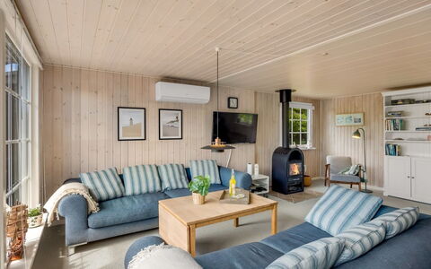 Isabel - 650M from the Sea: Meubilair, Interieur Ontwerp, Bankstel, Flooring, Hout, Plafond, Verdieping, Woonkamer, Kamer, Huis