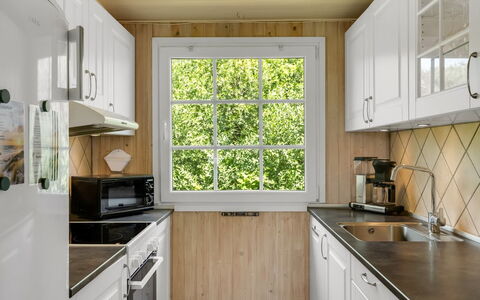 Isabel - 650M from the Sea: Keuken, Countertop, Toestel Van De Keuken, Hout, Interieur Ontwerp, Flooring, Loodgieterswerkinrichting, Major Appliance, Cabinetry, Gootsteen