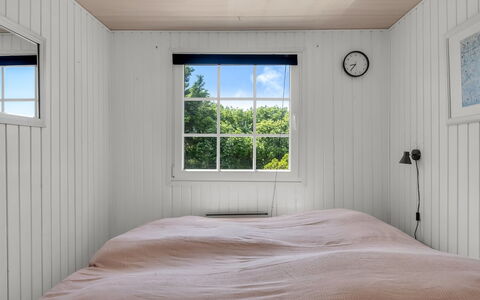Isabel - 650M from the Sea: Hout, Slaapkamer, Flooring, Verdieping, Interieur Ontwerp, Laken, Plafond, Bed, Bedding, Linens