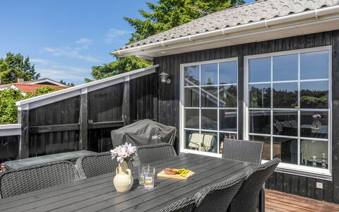Isabel - 650M from the Sea: Hout, Deur, Huis, Veranda, Dak, Buitenmeubels, Dek, Siding, Patio, Verblijf