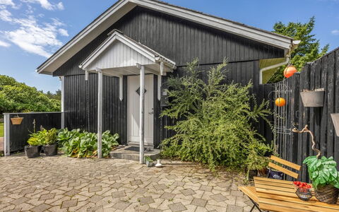 Isabel - 650M from the Sea: Hout, Struik, Deur, Tuin, Huis, Siding, Groundcover, Verblijf, Backyard, Werf