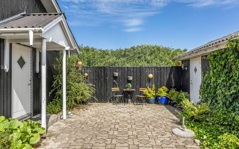 Isabel - 650M from the Sea: Struik, Tuin, Huis, Backyard, Groundcover, Deur, Schaduw, Landscaping, Werf, Gang