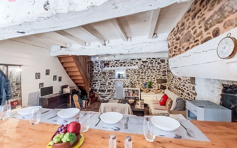 Le Bourg Tressé: Muur, Meubilair, Huis, Verblijf, Stoel, Ontwerp, Keuken En Eettafel, Kamerplant, Keuken