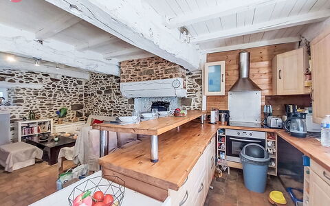 Le Bourg Tressé: Keuken, Meubilair, Countertop, Major Appliance, Huis, Fornuis, Toestel Van De Keuken, Plafond, Cabinetry, Stoel