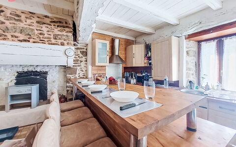 Le Bourg Tressé: Meubilair, Hout, Interieur Ontwerp, Keuken, Flooring, Huis, Plafond, Kamer, Verdieping, Countertop