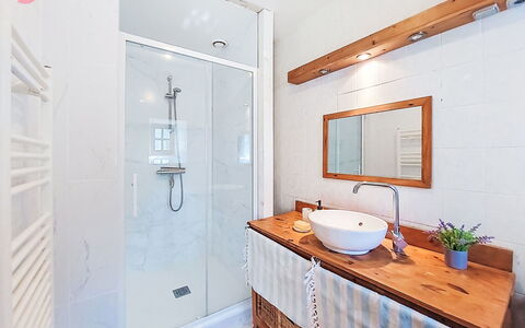 Le Bourg Tressé: Flooring, Interieur Ontwerp, Loodgieterswerkinrichting, Verdieping, Badkamer, Hout, Badkamerkast, Kraan, Plafond, Kamer