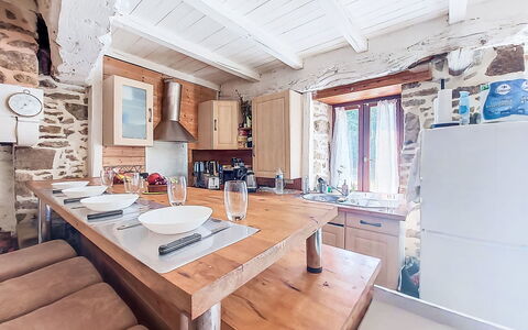 Le Bourg Tressé: Meubilair, Hout, Interieur Ontwerp, Keuken, Flooring, Plafond, Verdieping, Countertop, Kamer, Major Appliance