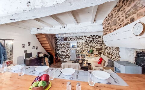 Le Bourg Tressé: Muur, Meubilair, Huis, Kamer, Plafond, Verblijf, Stoel, Ontwerp, Keuken En Eettafel, Keuken