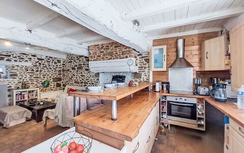 Le Bourg Tressé: Keuken, Meubilair, Hout, Countertop, Flooring, Interieur Ontwerp, Major Appliance, Cabinetry, Verdieping, Plafond