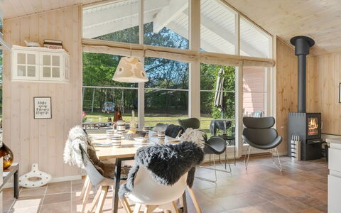 Marjanna - 700M to the Fjord: Hout, Plafond, Interieur Ontwerp, Huis, Verblijf, Lichte Inrichting, Woonkamer, Hardwood, Stoel, Straal