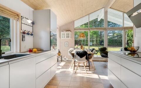 Marjanna - 700M to the Fjord: Flooring, Plafond, Interieur Ontwerp, Verdieping, Keuken, Huis, Countertop, Stoel, Lichte Inrichting, Houten Vloer