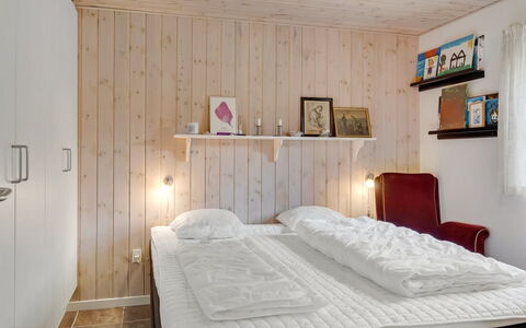 Marjanna - 700M to the Fjord: Bed, Meubilair, Slaapkamer, Interieur Ontwerp, Muur, Bedding, Laken, Verdieping, Hout, Flooring