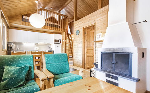 Naavarinne: Hout, Huis, Huis, Plafond, Verblijf, Blokhut, Hardwood, Kamer, Zolder, Beits
