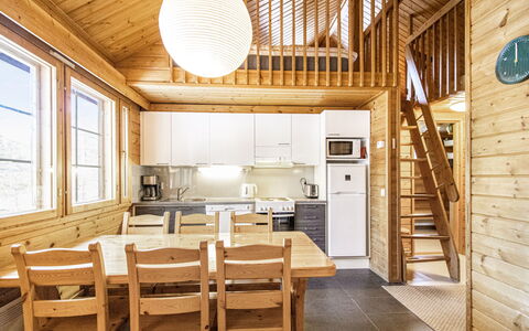 Naavarinne: Hout, Plafond, Interieur Ontwerp, Huis, Verblijf, Keuken, Verdieping, Meubilair, Blokhut, Beits