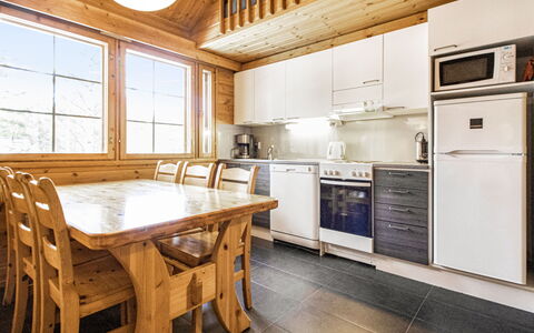 Naavarinne: Hout, Plafond, Keuken, Interieur Ontwerp, Huis, Verdieping, Countertop, Kamer, Cabinetry, Verblijf