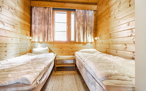 Naavarinne: Hout, Verdieping, Slaapkamer, Flooring, Bed, Plafond, Beits, Laken, Bedding, Hardwood