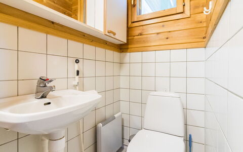 Naavarinne: Hout, Flooring, Loodgieterswerkinrichting, Verdieping, Badkamer, Wastafel In De Badkamer, Interieur Ontwerp, Wastafel, Loodgieter, Toilet