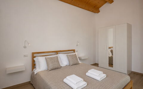 Villa Blue: Interieur Ontwerp, Flooring, Meubilair, Bed, Verdieping, Hout, Slaapkamer, Plafond, Kamer, Bedding