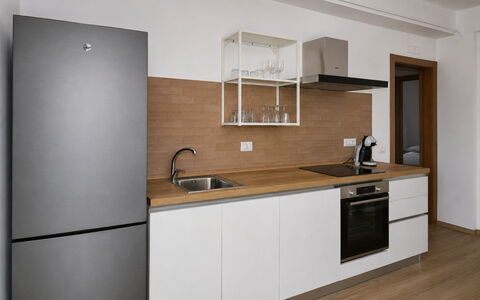 Villa Blue: Keuken, Flooring, Cabinetry, Countertop, Toestel Van De Keuken, Meubilair, Interieur Ontwerp, Major Appliance, Hout, Verdieping