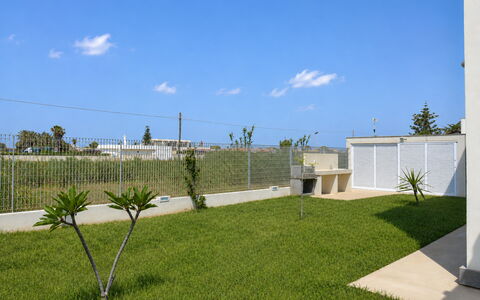Villa Blue: Land Lot, Tuin, Schaduw, Landscaping, Gazon, Gang, Werf, Kunstgras
