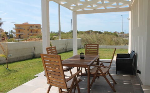 Villa Blue: Meubilair, Hout, Buitenmeubels, Verdieping, Flooring, Stoel, Schaduw, Outdoor Structuur, Buitentafel, Pergola