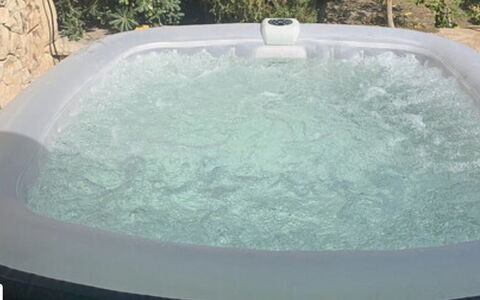 Villa Blue: Bad, Loodgieterswerkinrichting, Jacuzzi, Zwembad, Buitenmeubels, Bloempot, Kamerplant