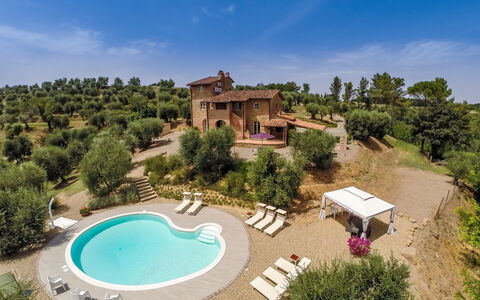 Villa Larino: Landschap, Landelijk Gebied, Landgoed, Boerderij, Villa, Hacienda, Herenhuis, Zwembad