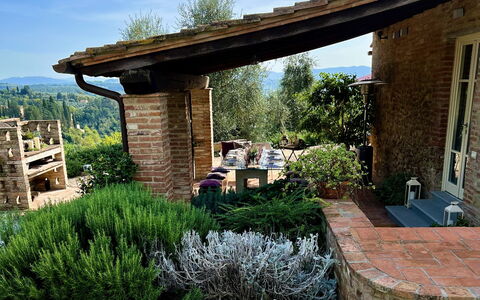 Villa Larino: Struik, Tuin, Steen, Groundcover, Landscaping, Backyard, Flagstone, Bloempot, Werf