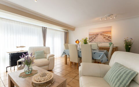 Centrally Located Sea You Again: Meubilair, Interieur Ontwerp, Flooring, Bankstel, Verdieping, Hout, Plafond, Woonkamer, Kamer, Tafel