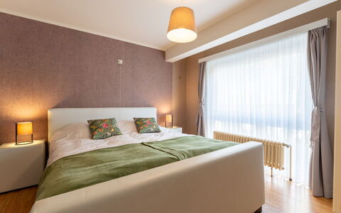 Centrally Located Sea You Again: Bed, Meubilair, Interieur Ontwerp, Slaapkamer, Muur, Verdieping, Flooring, Kamer, Plafond, Hout