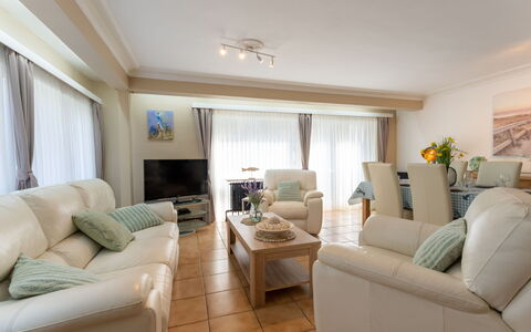 Centrally Located Sea You Again: Meubilair, Interieur Ontwerp, Bankstel, Flooring, Verdieping, Woonkamer, Plafond, Kamer, Tafel, Hout