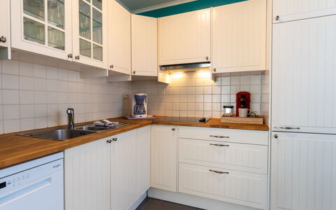 Centrally Located Sea You Again: Cabinetry, Keuken, Toestel Van De Keuken, Countertop, Major Appliance, Interieur Ontwerp, Hout, Flooring, Kast, Gootsteen