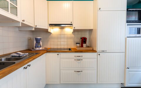 Centrally Located Sea You Again: Keuken, Cabinetry, Toestel Van De Keuken, Major Appliance, Countertop, Hout, Interieur Ontwerp, Gootsteen, Flooring, Kast