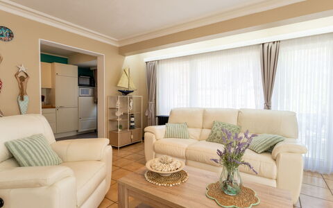 Centrally Located Sea You Again: Meubilair, Interieur Ontwerp, Bankstel, Flooring, Verdieping, Kamer, Plafond, Woonkamer, Hout, Huis