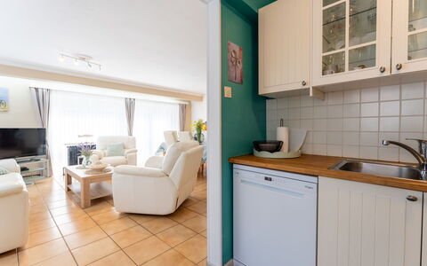Centrally Located Sea You Again: Meubilair, Interieur Ontwerp, Flooring, Verdieping, Hout, Plafond, Cabinetry, Keuken, Kamer, Countertop