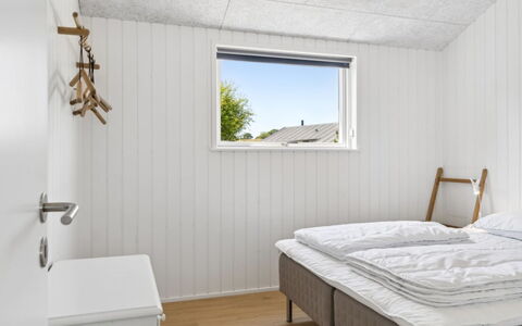 Pia - 350M from the Sea: Muur, Hout, Plafond, Verdieping, Flooring, Slaapkamer, Bedding, Laken, Bed, Beits