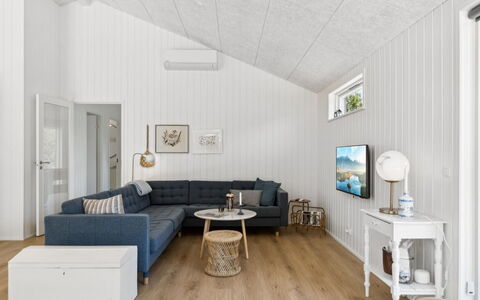 Pia - 350M from the Sea: Flooring, Hout, Interieur Ontwerp, Bankstel, Meubilair, Verdieping, Plafond, Woonkamer, Houten Vloer, Huis