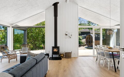 Pia - 350M from the Sea: Hout, Flooring, Plafond, Verdieping, Interieur Ontwerp, Huis, Houten Vloer, Woonkamer, Hardwood, Stoel