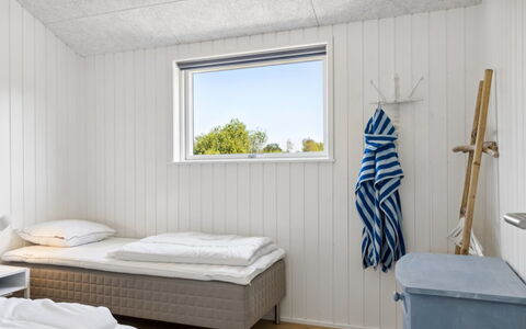 Pia - 350M from the Sea: Hout, Verdieping, Plafond, Slaapkamer, Plank, Bedding, Hardwood, Bed, Beits, Ontwerp