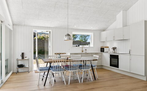 Pia - 350M from the Sea: Hout, Flooring, Plafond, Verdieping, Houten Vloer, Interieur Ontwerp, Keuken, Keuken En Eettafel, Plank, Hardwood