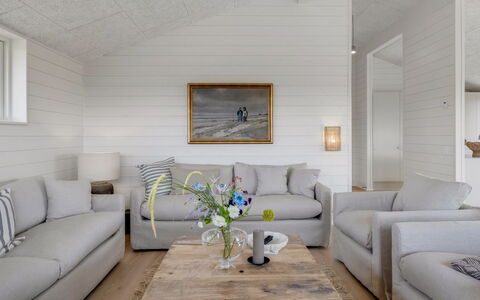 Pia - 350M from the Sea: Flooring, Meubilair, Bankstel, Interieur Ontwerp, Verdieping, Woonkamer, Plafond, Houten Vloer, Kussen Gooien