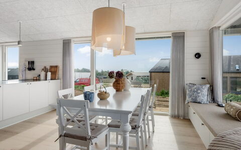Pia - 350M from the Sea: Meubilair, Interieur Ontwerp, Flooring, Verdieping, Hout, Plafond, Lichte Inrichting, Keuken En Eettafel, Stoel, Eetkamer