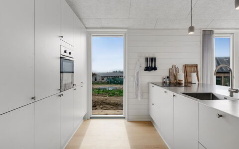Pia - 350M from the Sea: Flooring, Hout, Verdieping, Keuken, Countertop, Samengesteld Materiaal, Houten Vloer, Tegel, Toestel Van De Keuken