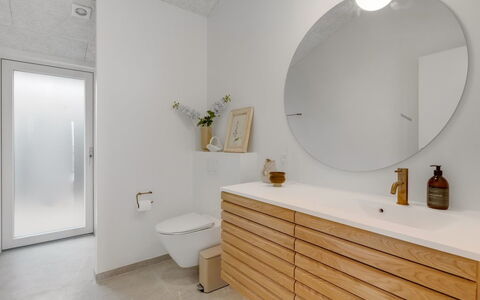 Pia - 350M from the Sea: Flooring, Muur, Loodgieterswerkinrichting, Verdieping, Interieur Ontwerp, Badkamerkast, Wastafel In De Badkamer, Wastafel, Plafond, Badkamer