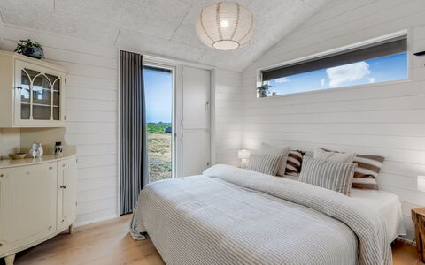 Pia - 350M from the Sea: Plafond, Hout, Interieur Ontwerp, Flooring, Slaapkamer, Verlichting, Verdieping, Lichte Inrichting, Bed, Kamer