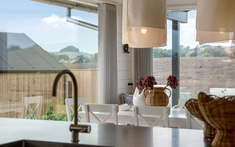Pia - 350M from the Sea: Interieur Ontwerp, Lichte Inrichting, Plafond, Countertop, Keuken, Kroonluchter, Stoel, Natuurlijk Materiaal, Keuken En Eettafel, Kamerplant