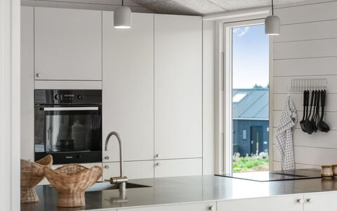 Pia - 350M from the Sea: Keuken, Flooring, Countertop, Hout, Interieur Ontwerp, Verdieping, Toestel Van De Keuken, Plafond, Lichte Inrichting, Meubilair