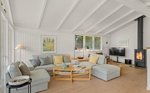 Gudmunda - 300M from the Sea: Interieur Ontwerp, Flooring, Verdieping, Bankstel, Hout, Meubilair, Plafond, Woonkamer, Houten Vloer