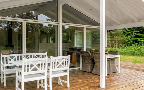 Gudmunda - 300M from the Sea: Hout, Veranda, Plafond, Dek, Schaduw, Hardwood, Beits, Stoel, Patio, Outdoor Structuur